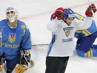 Украина - Финляндия. Тимо Парссинен (справа) празднует гол в ворота Игоря Карпенко. Фото AFP