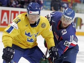 Швеция - Словакия. Фредрик Эмвалл (№33) против Мариана Габорика. Фото Александра Неменова, AFP