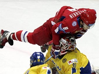Фрагмент матча Россия - Швеция. Фото Янека Скаржински, AFP