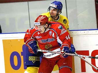 Фрагмент матча сборных Швеции и России – наиболее вероятных победителей ЧМ-2007 по мнению букмекеров. Фото AFP