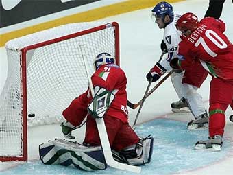 Одна из восьми шайб в воротах сборной Белоруссии. Фото AFPФотоотчет о первом игровом дне ЧМ-2007