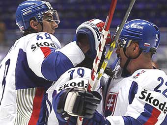 Сборная Словакии празднует первую заброшенную шайбу. Фото с официального сайта Международной федерации хоккея Фотоотчет о втором игровом дне ЧМ-2007