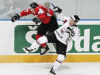Фрагмент матча Швейцария - Латвия. Фото с официального сайта Международной федерации хоккея Фотоотчет о втором игровом дне ЧМ-2007