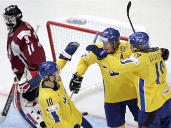 Хоккеисты сборной Швеции празднуют забитый гол. Фото AFP