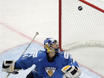 Фрагмент матча Швеция - Финляндия. Фото Янека Скаржински, AFP