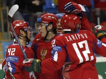 Игроки сборной России празднуют забитую шайбу, фото Александра Вильфа, AFP Фотоотчет о матче Россия - Швеция